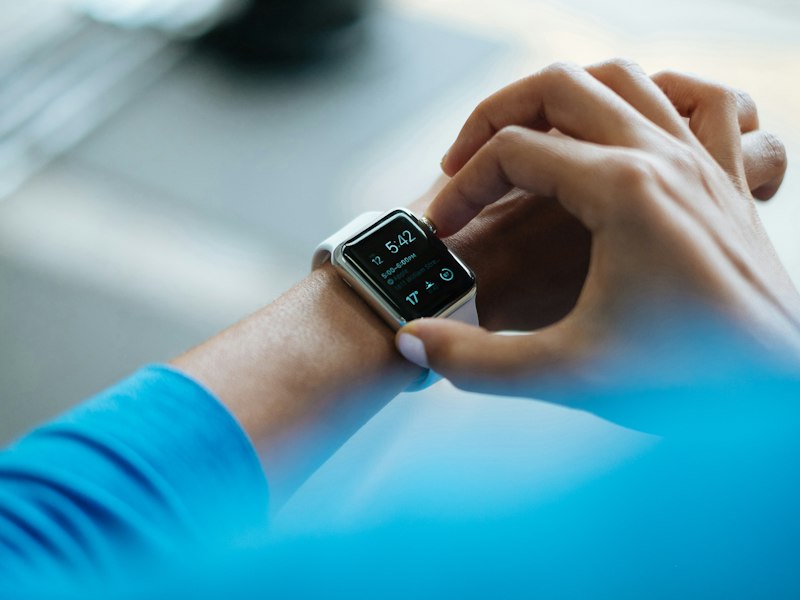 checking time in smart watch